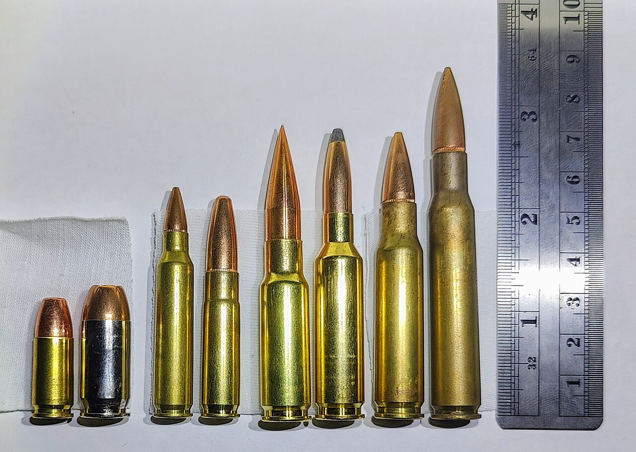 Zľava doprava: 9x19 mm, .45 ACP, 5,56x45 mm, .300 BLK, 8.6 BLK, 6.5 Creedmoor, 7,62x51 mm, .30-06 Springfield.
(Zdroj: Somedbodysomewhere / Wikimedia Commons / CC BY 4.0)